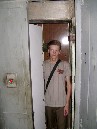 «Одноместный» лифт, 0.5 м/с, односкоростной. Глеб в кабине (кликните для увеличения)