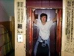 Я в кабине лифта с распашными дверями и нижним машинным (кликните для увеличения)
