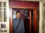 Глеб в кабине лифта с распашными дверями и нижним машинным (кликните для увеличения)